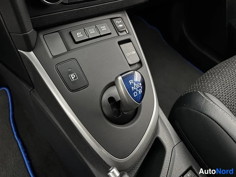 White Toyota Auris 2015, detail, photo 22