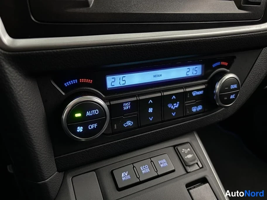 White Toyota Auris 2015, detail, photo 23