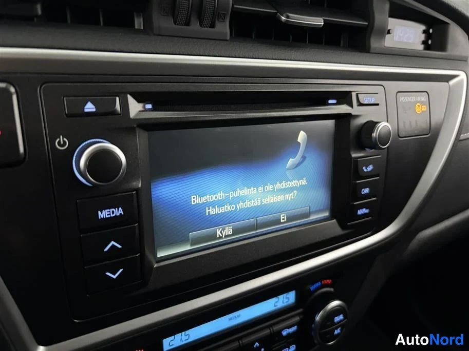 White Toyota Auris 2015, detail, photo 26