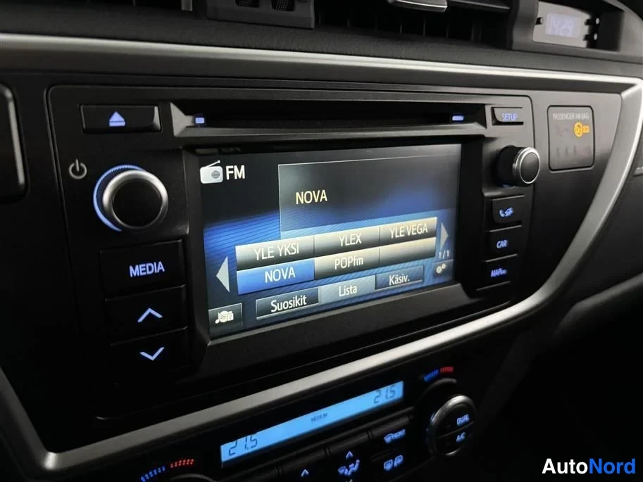 White Toyota Auris 2015, detail, photo 27