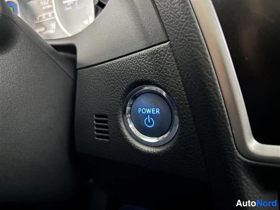 White Toyota Auris 2015, detail, photo 29