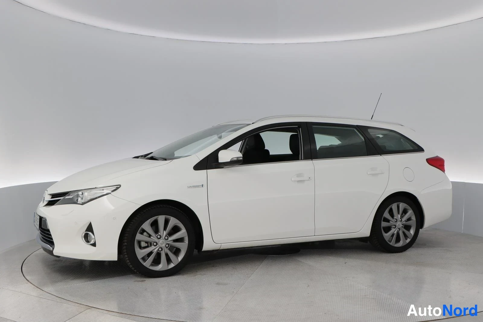 White Toyota Auris 2015, front three-quarter, nose to the left, photo 2