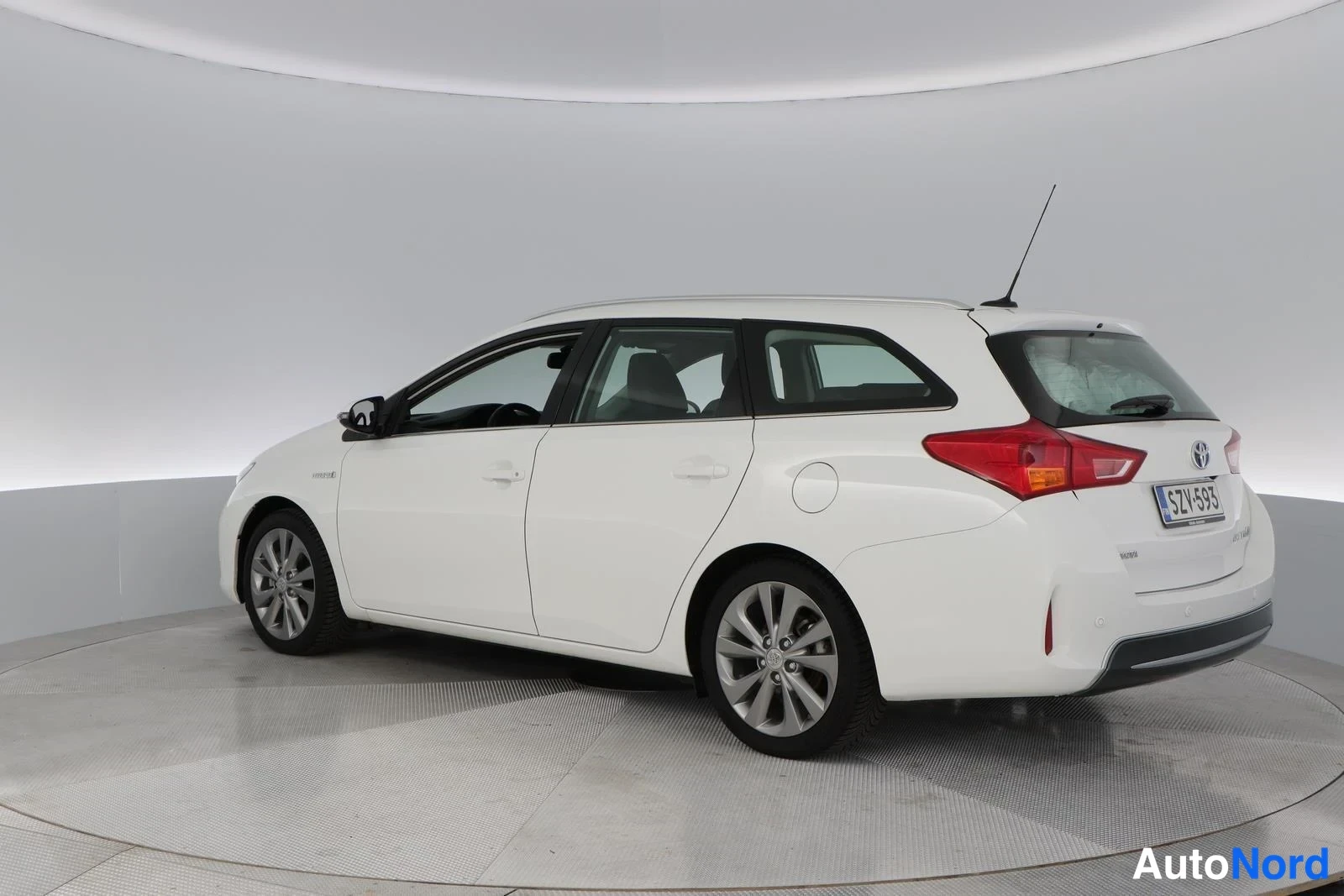 White Toyota Auris 2015, rear three-quarter, photo 6