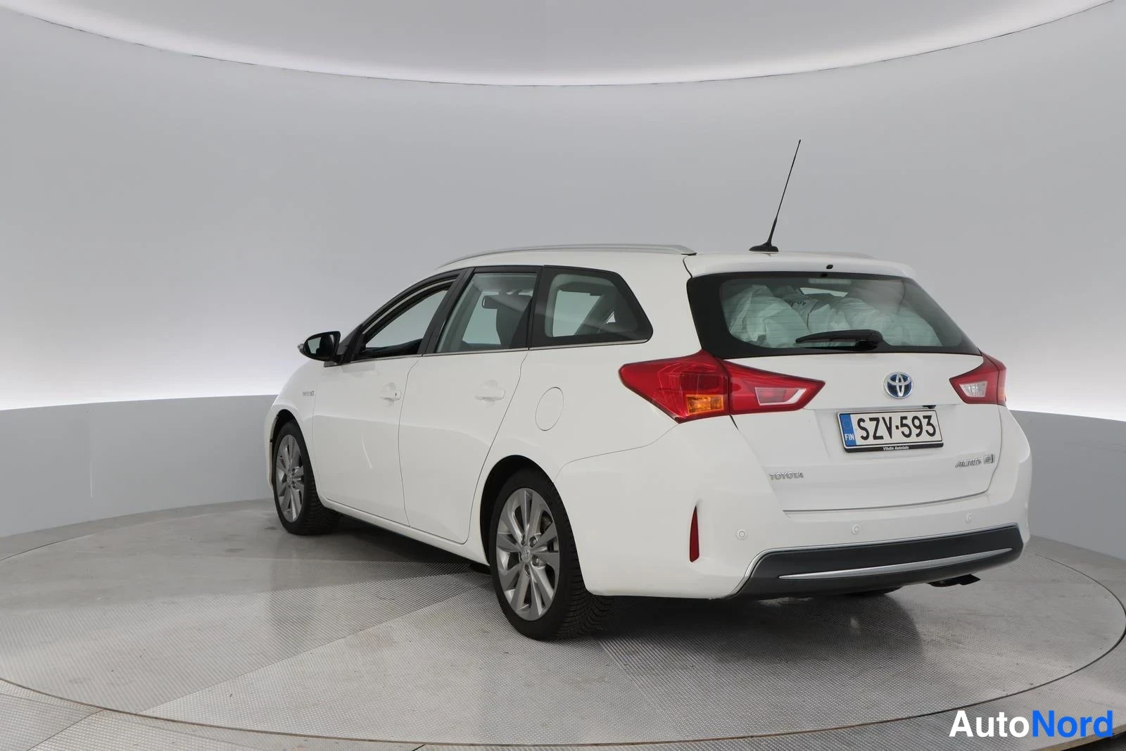 White Toyota Auris 2015, rear three-quarter, photo 7