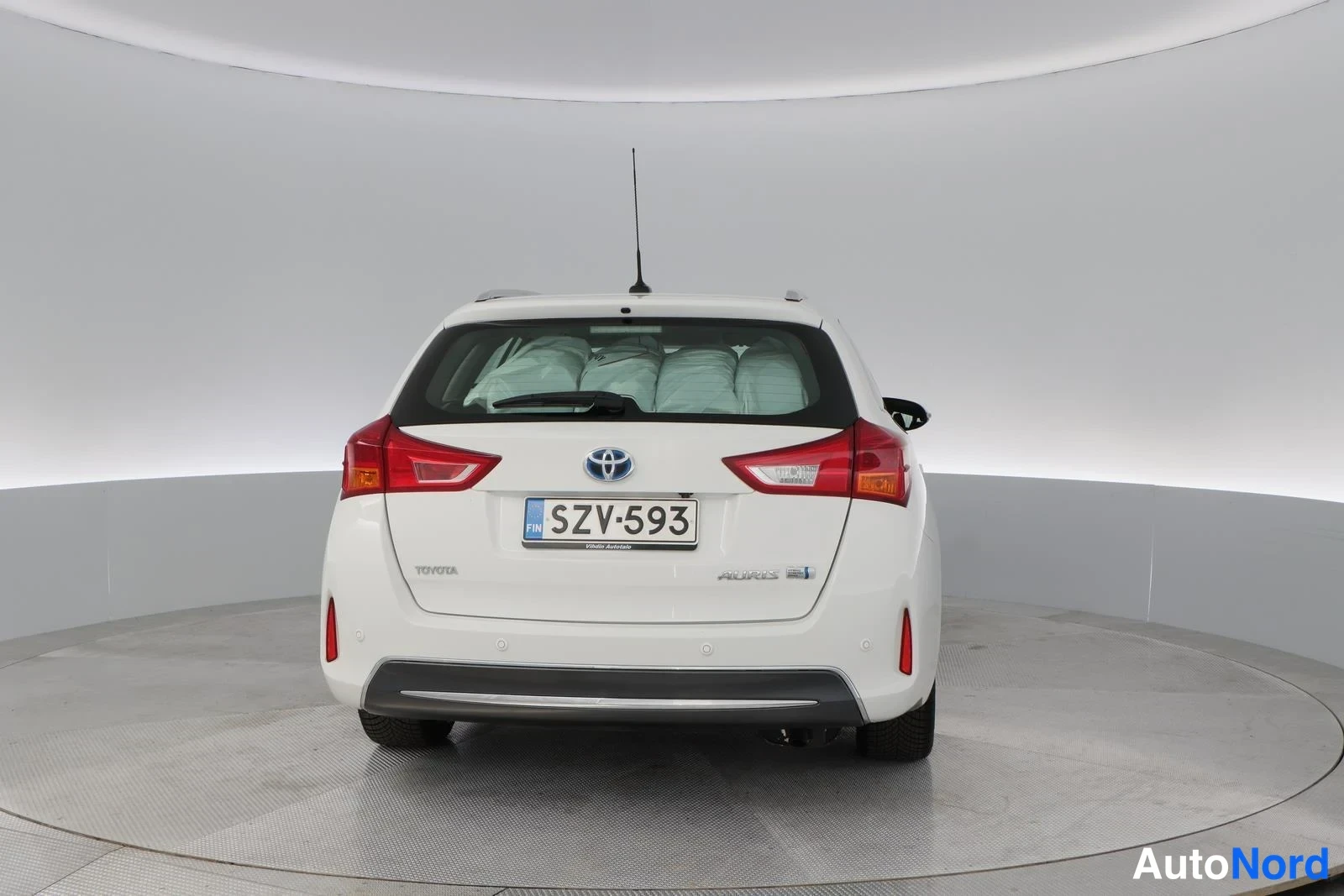 White Toyota Auris 2015, rear, photo 10