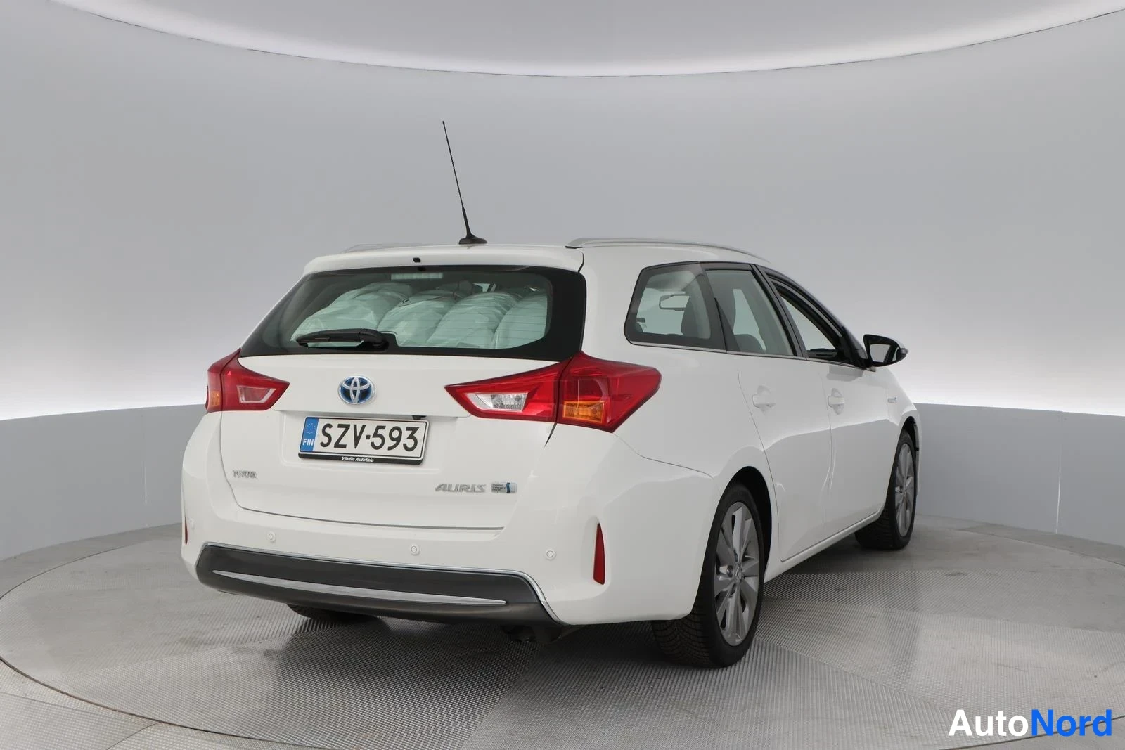 White Toyota Auris 2015, rear three-quarter, photo 9