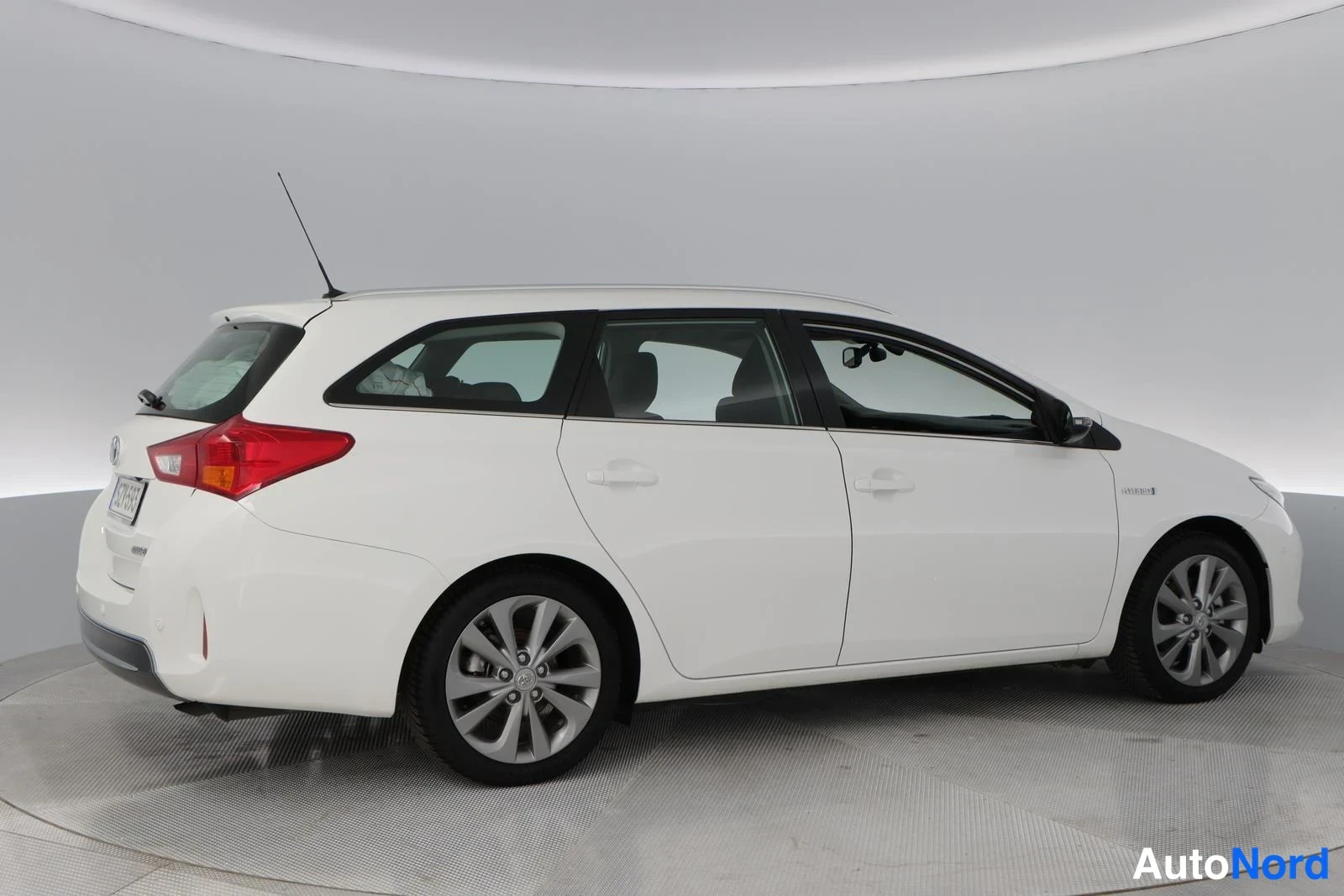 White Toyota Auris 2015, rear three-quarter, photo 8