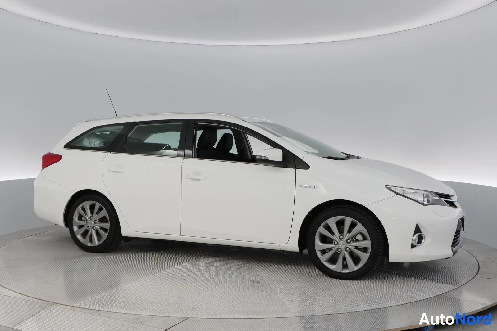 White Toyota Auris 2015, front three-quarter, nose to the right, photo 3