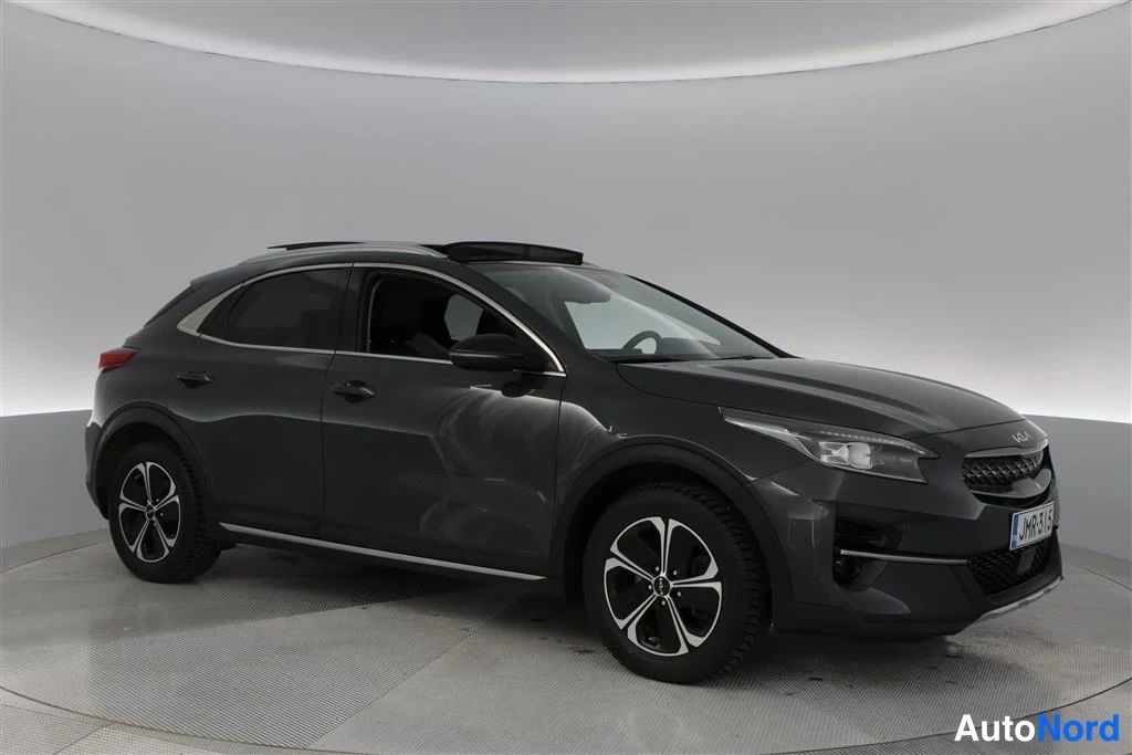 Grey Kia Xceed 2022, front three-quarter, nose to the right, photo 3
