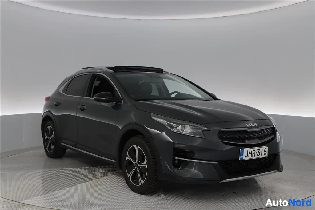 Grey Kia Xceed 2022, front three-quarter, nose to the right, photo 4
