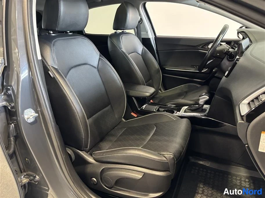 Grey Kia Xceed 2022, front seats, photo 14