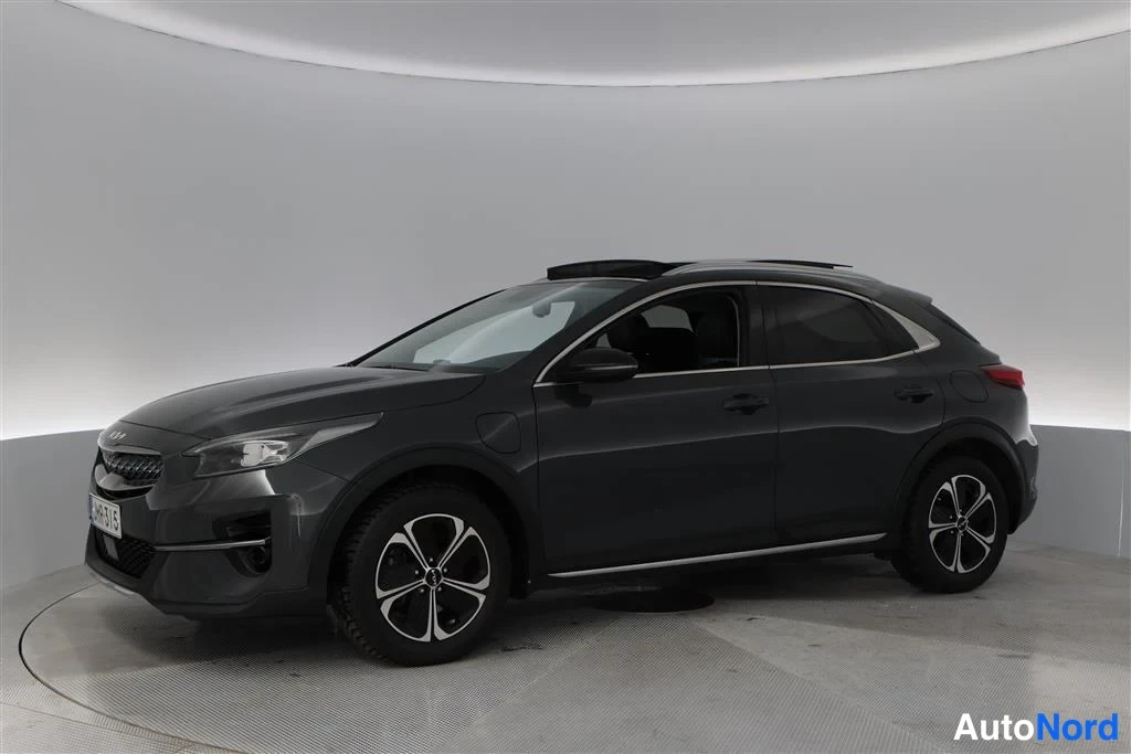 Grey Kia Xceed 2022, front three-quarter, nose to the left, photo 2