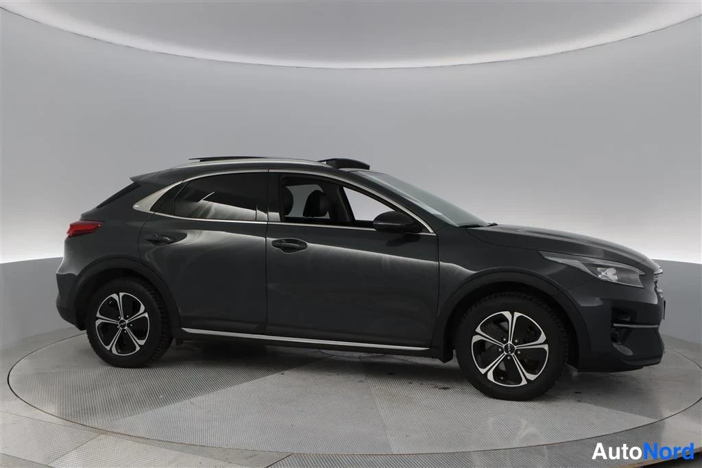 Grey Kia Xceed 2022, front three-quarter, nose to the right, photo 5