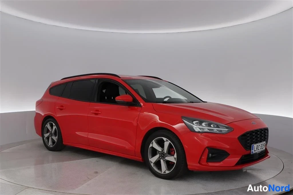 Red Ford Focus 2022, front three-quarter, nose to the right, photo 3