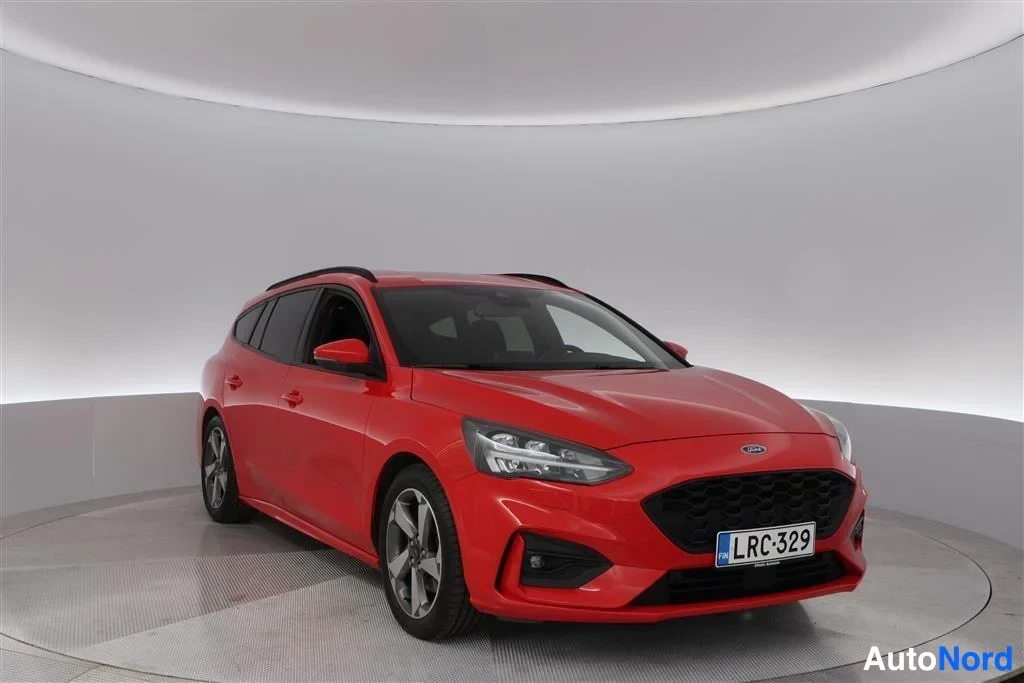 Red Ford Focus 2022, front three-quarter, nose to the right, photo 4