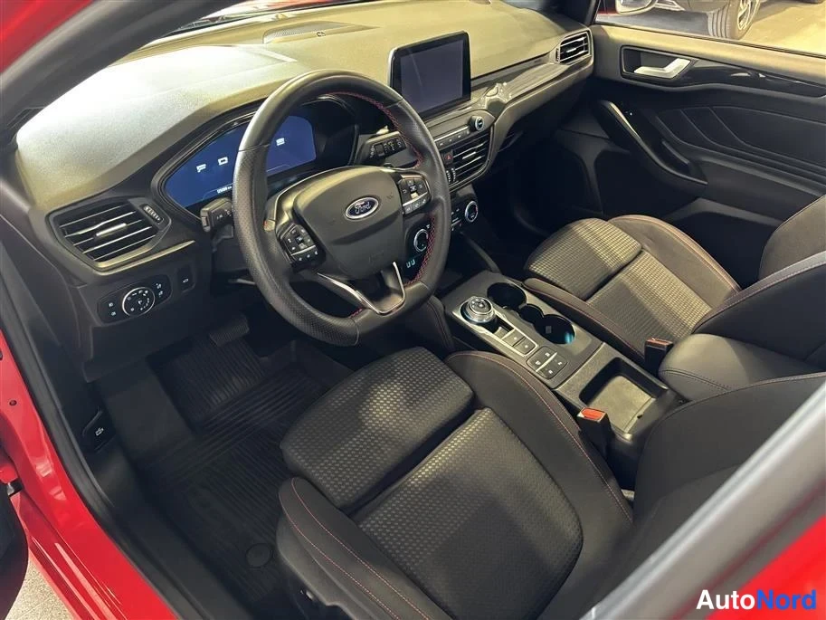 Red Ford Focus 2022, cockpit, photo 12