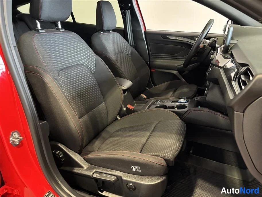 Red Ford Focus 2022, front seats, photo 15