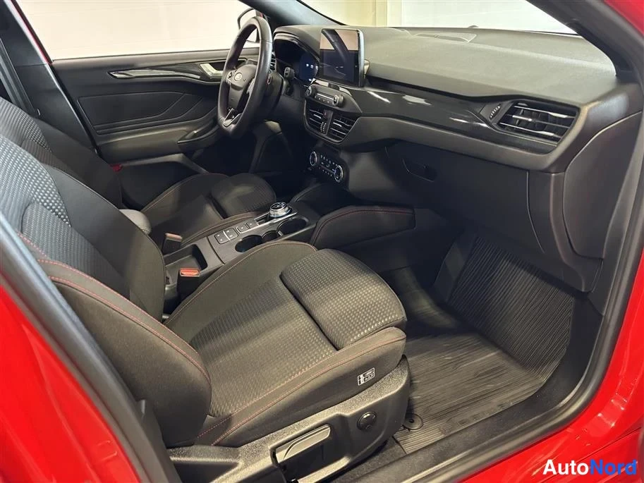 Red Ford Focus 2022, cockpit, photo 13