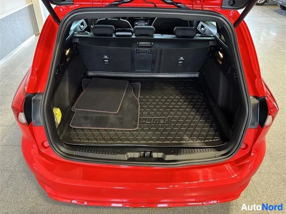 Red Ford Focus 2022, boot, photo 17