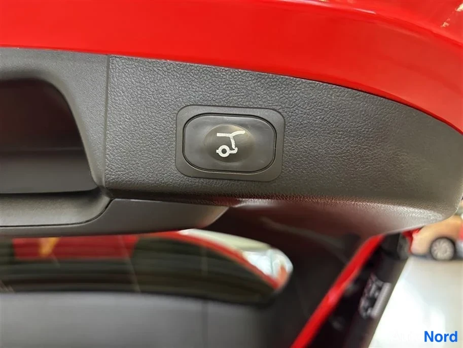 Red Ford Focus 2022, detail, photo 18
