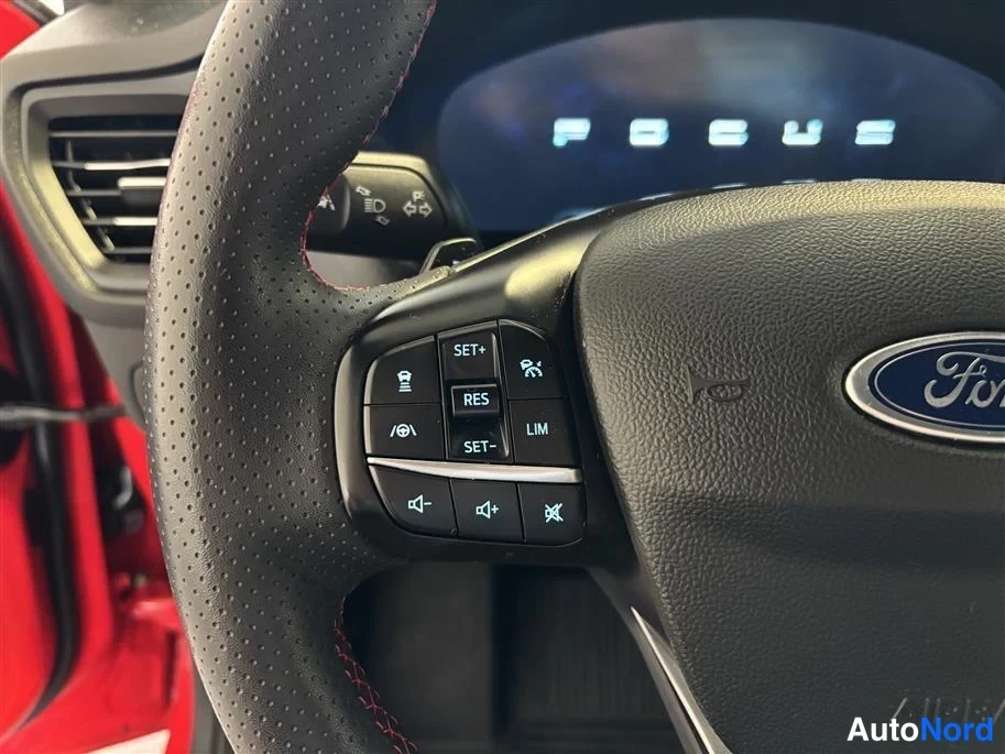 Red Ford Focus 2022, detail, photo 19
