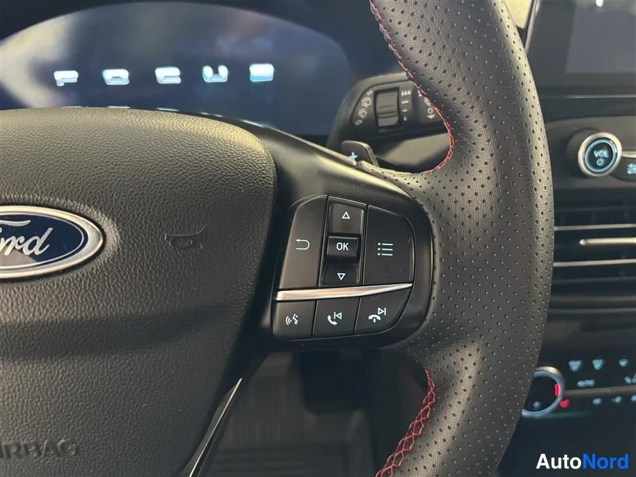 Red Ford Focus 2022, detail, photo 20