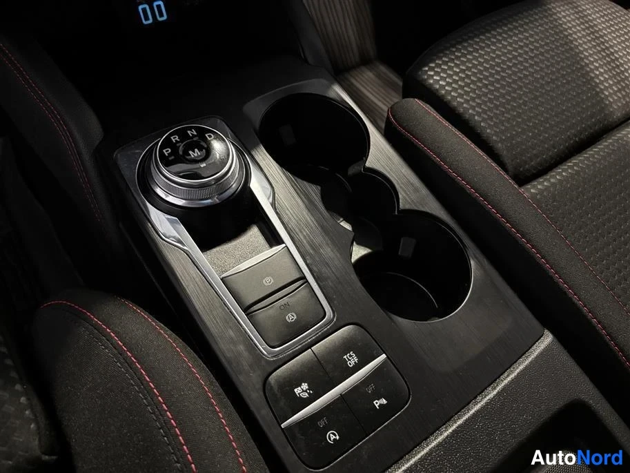 Red Ford Focus 2022, detail, photo 21