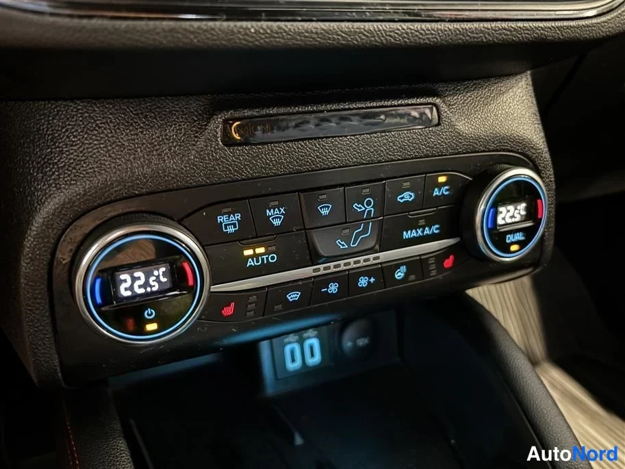 Red Ford Focus 2022, detail, photo 22