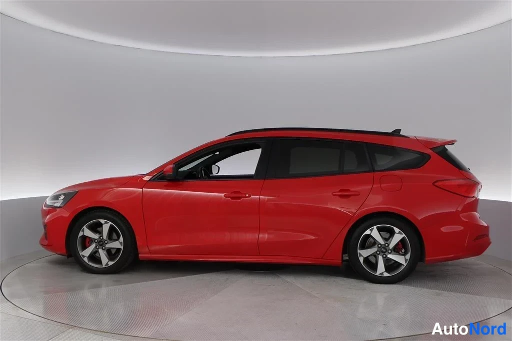 Red Ford Focus 2022, side, photo 5