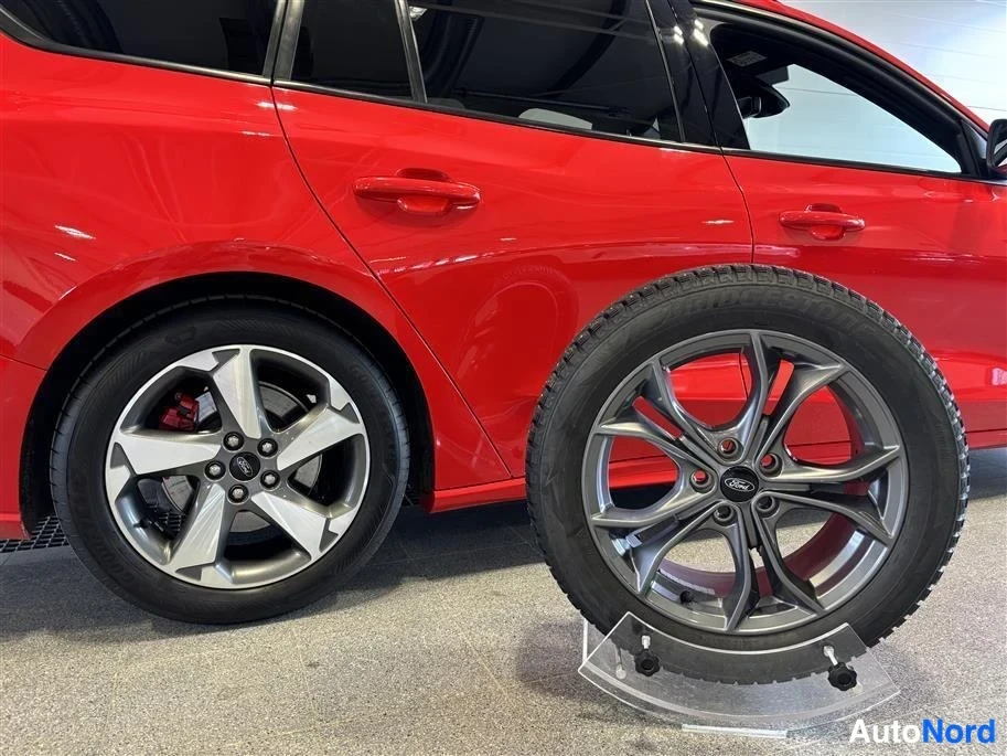 Red Ford Focus 2022, side, photo 6
