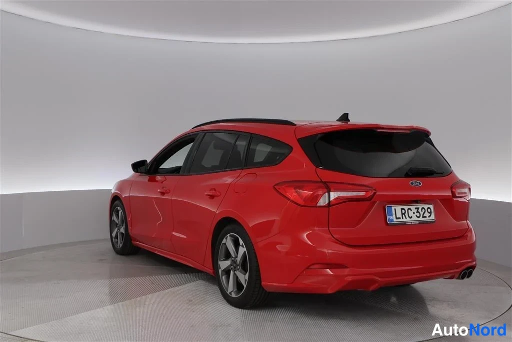 Red Ford Focus 2022, rear three-quarter, photo 8