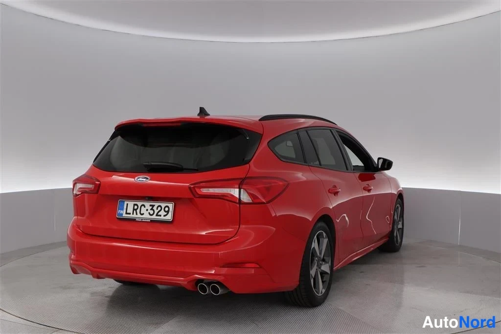 Red Ford Focus 2022, rear three-quarter, photo 9