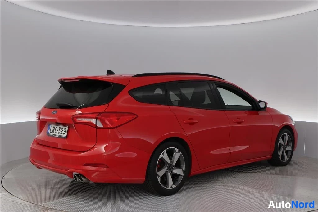 Red Ford Focus 2022, rear three-quarter, photo 10