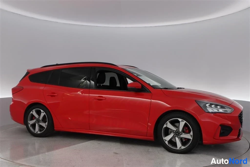 Red Ford Focus 2022, front three-quarter, nose to the right, photo 2
