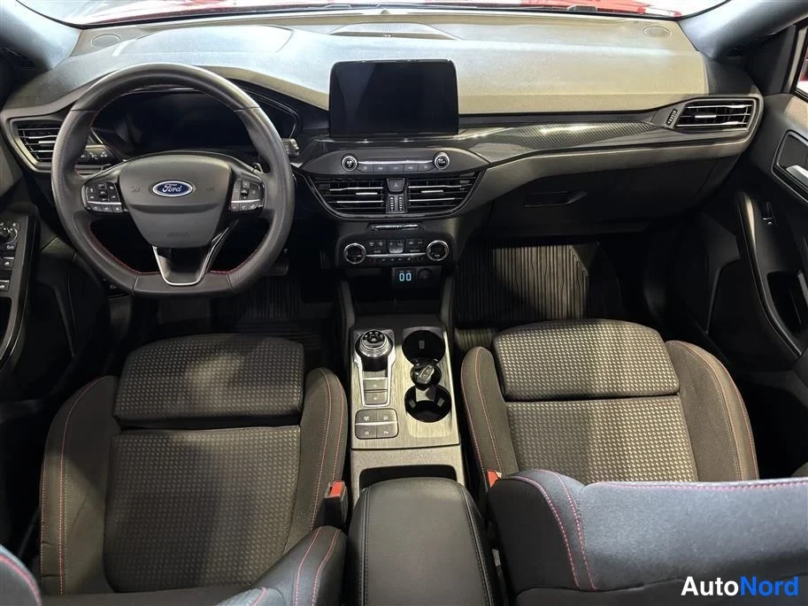 Red Ford Focus 2022, cockpit, photo 11