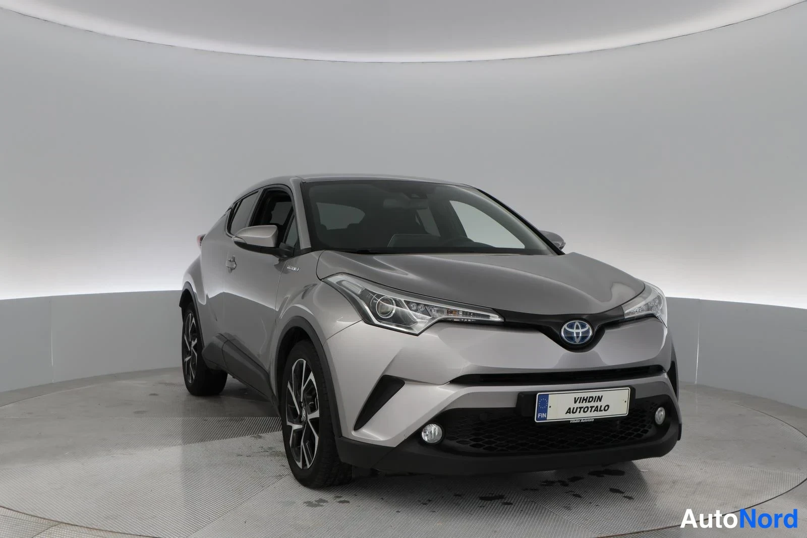 Grey Toyota C-HR 2018, front three-quarter, nose to the right, photo 2