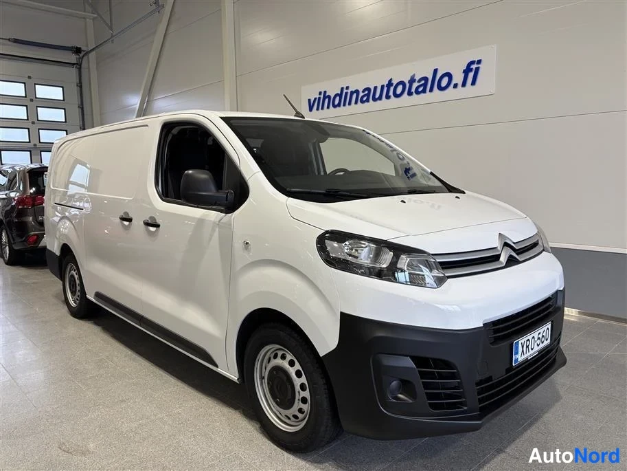 White Citroen Jumpy 2023, front three-quarter, nose to the right, photo 2