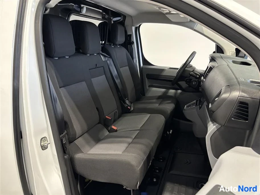 White Citroen Jumpy 2023, cockpit, photo 8