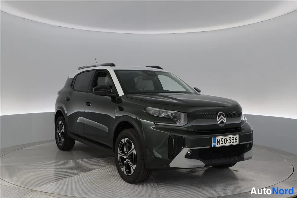 Green Citroen C3 Aircross 2026, front three-quarter, nose to the right, photo 4