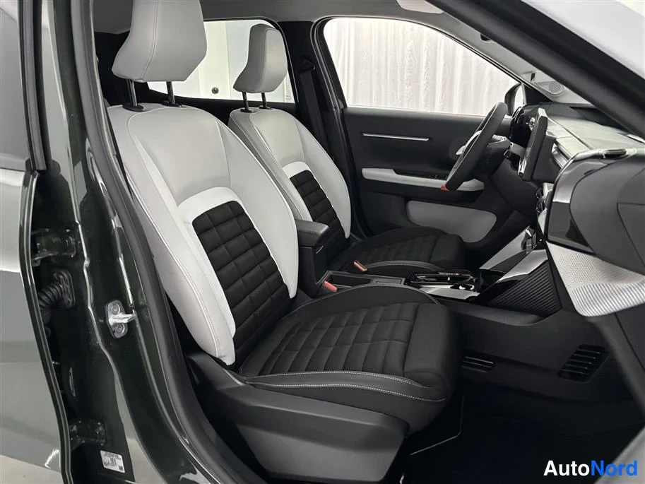 Green Citroen C3 Aircross 2026, front seats, photo 19
