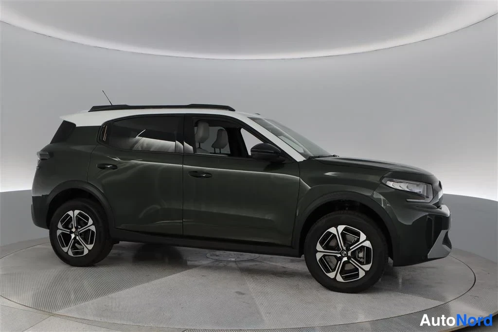 Green Citroen C3 Aircross 2026, front three-quarter, nose to the right, photo 3