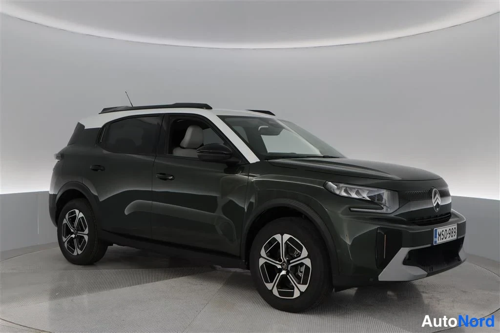 Green Citroen e-C3 Aircross 2026, front three-quarter, nose to the right, photo 2