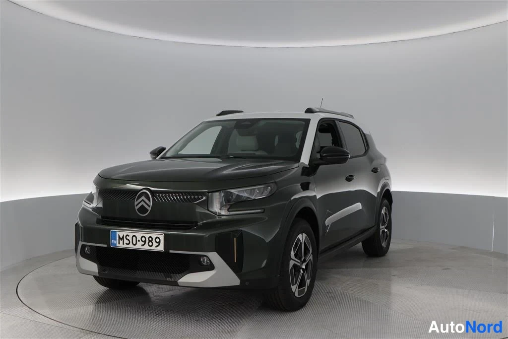 Green Citroen e-C3 Aircross 2026, front three-quarter, nose to the left, photo 3