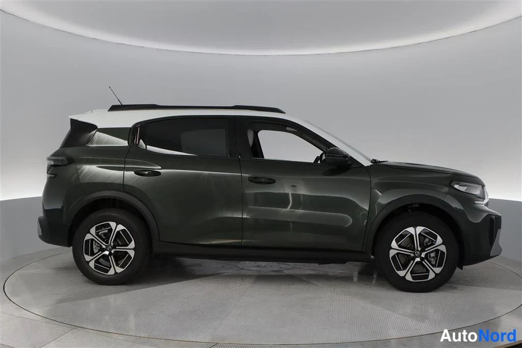 Green Citroen e-C3 Aircross 2026, front three-quarter, nose to the right, photo 5