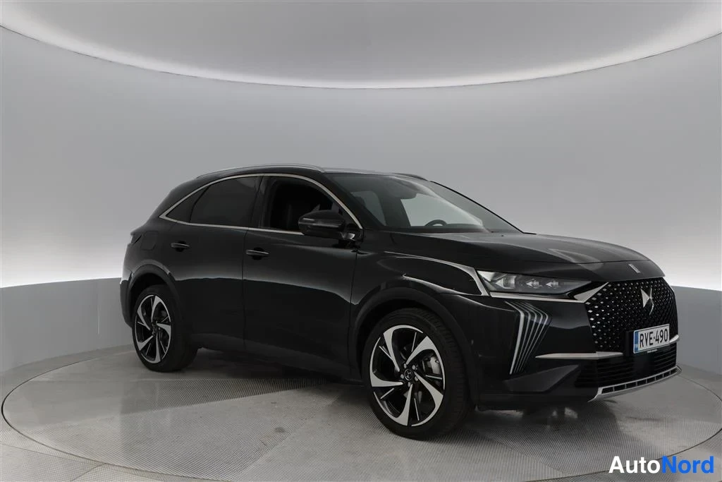 Black DS 7 2023, front three-quarter, nose to the right, photo 5