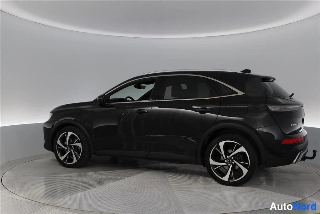 Black DS 7 2023, front three-quarter, nose to the left, photo 4