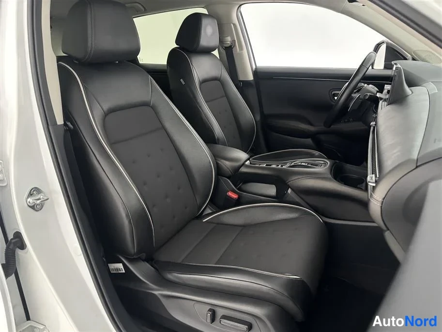 White Honda ZR-V 2023, front seats, photo 16