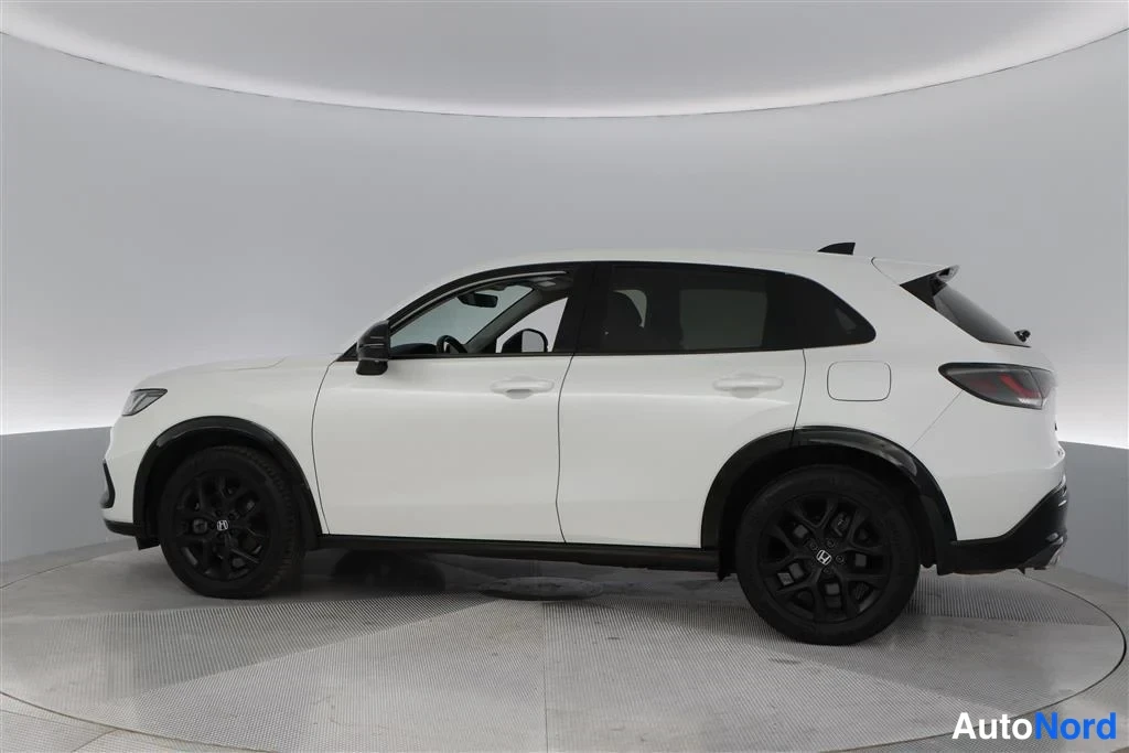 White Honda ZR-V 2023, front three-quarter, nose to the left, photo 2