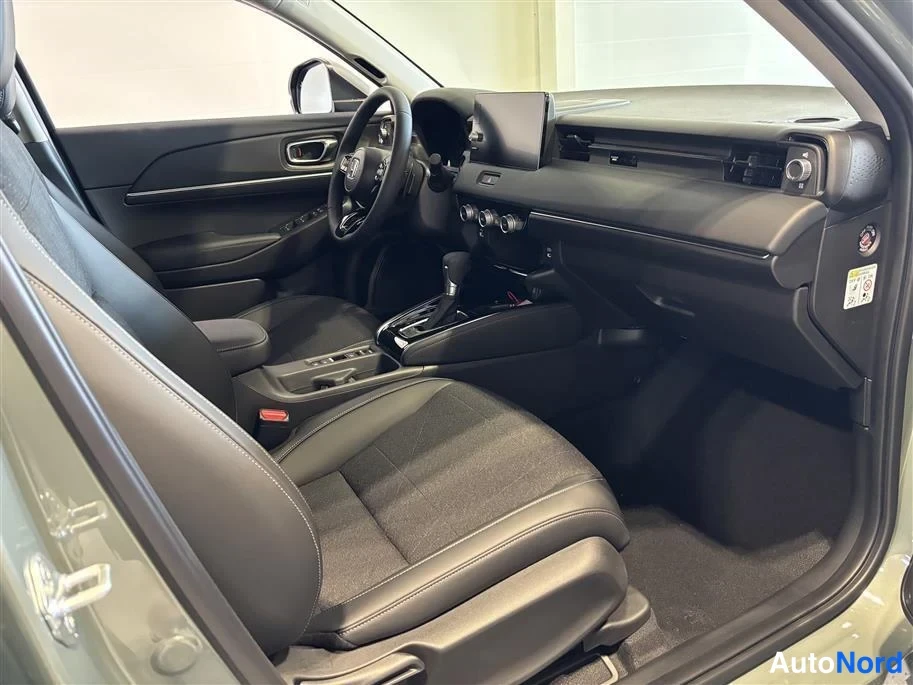 Green Honda HR-V 2026, cockpit, photo 10