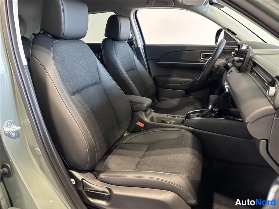 Green Honda HR-V 2026, front seats, photo 12